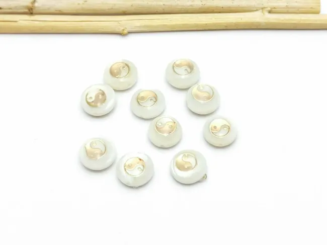 Margele de sidef alb cu gravura aurie in forma de ying yang 8x5mm