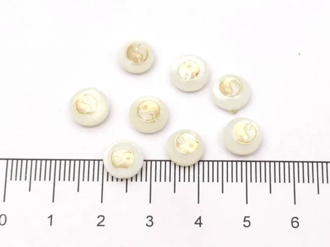 Margele de sidef alb cu gravura aurie in forma de ying yang 8x5mm