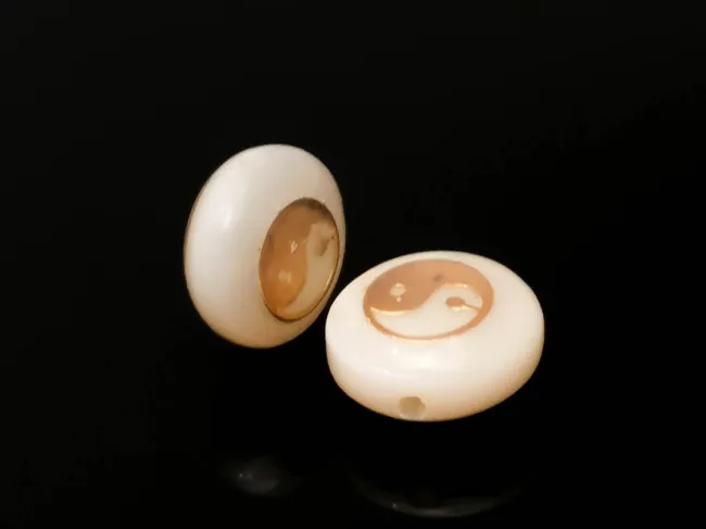 Margele de sidef alb cu gravura aurie in forma de ying yang 8x5mm