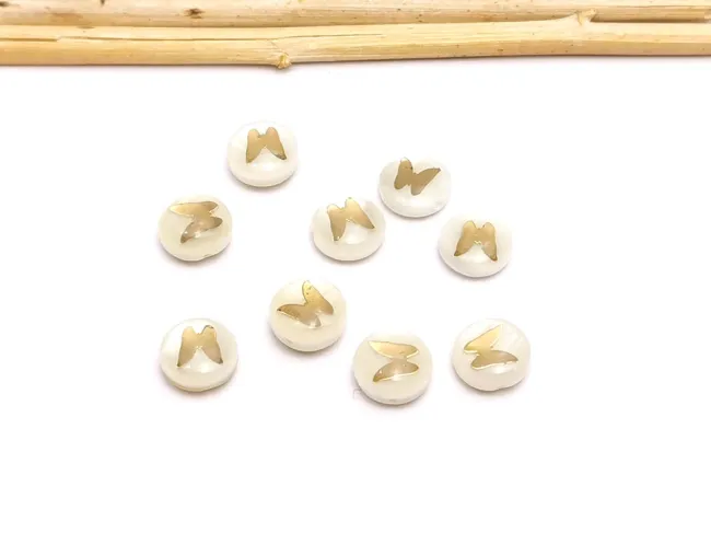 Margele de sidef alb cu gravura aurie in forma de fluture 8x5mm