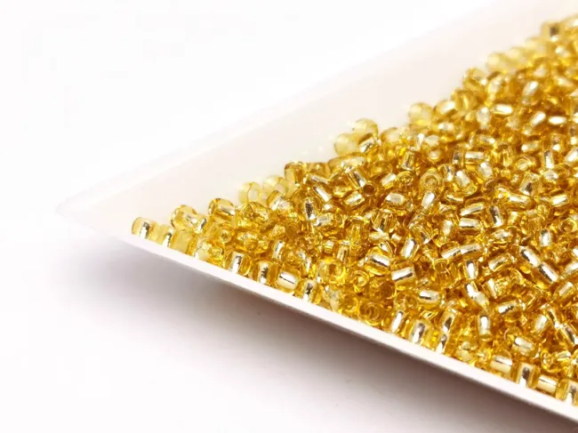 Toho rotunde 11/0 silver lined lt topaz (5g)