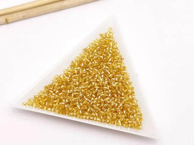 Toho rotunde 11/0 silver lined lt topaz (5g)