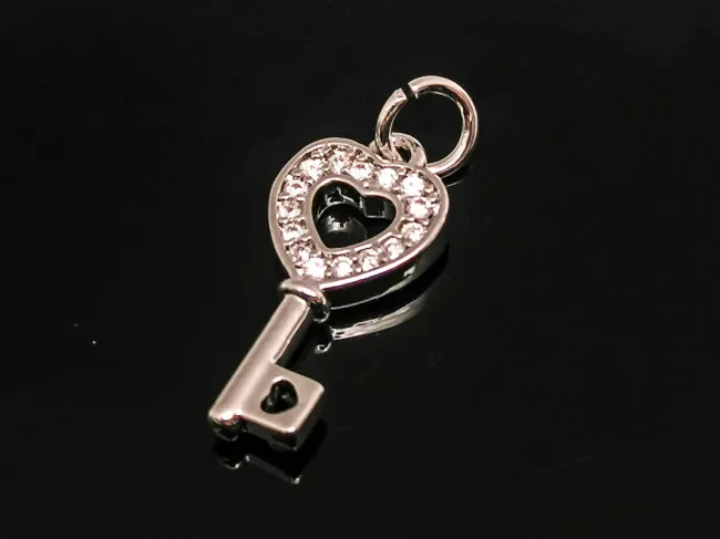 Charm cheie cu inima din cubic zirconia argintiu 18x8mm