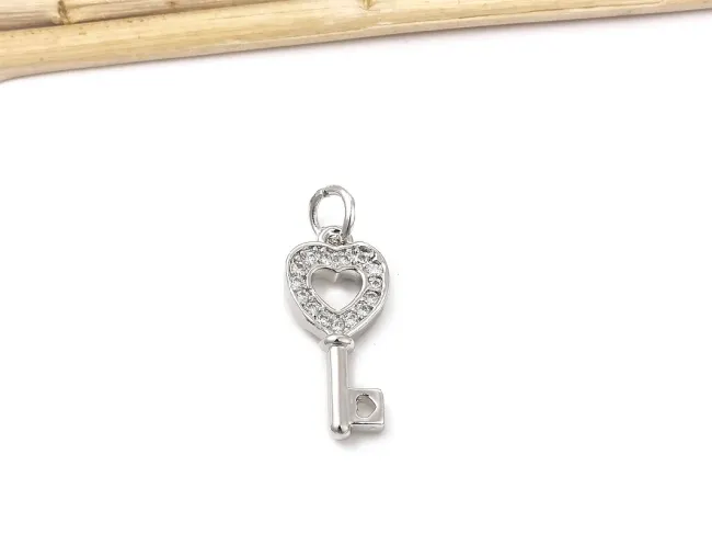 Charm cheie cu inima din cubic zirconia argintiu 18x8mm