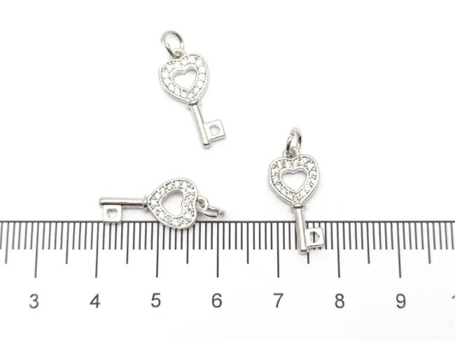Charm cheie cu inima din cubic zirconia argintiu 18x8mm