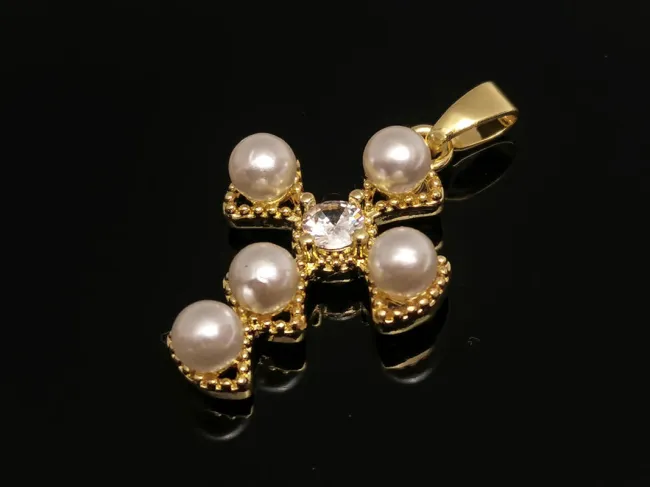 Charm cruce din cubic zirconia cu perle auriu 23x15mm