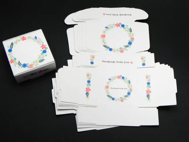 Cutiuta carton pentru bijuterii 6.5x6.5x3cm handmade