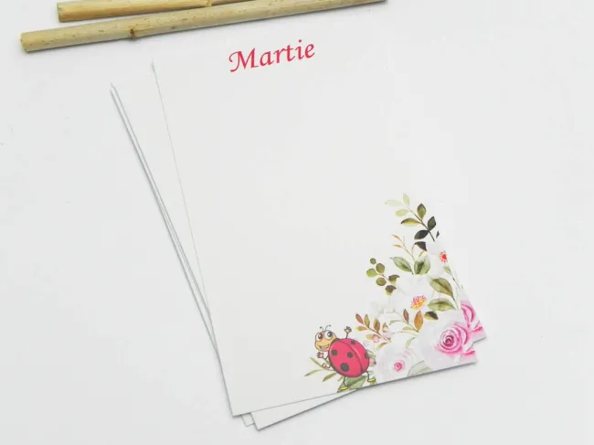 Cartonas martisor buburuza cu flori 8.6x5.3cm (50buc)