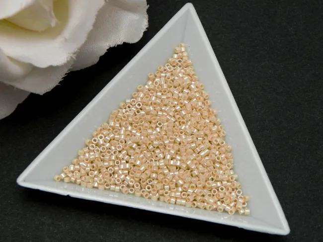Miyuki delica 11/0 opaque pear luster (5g)