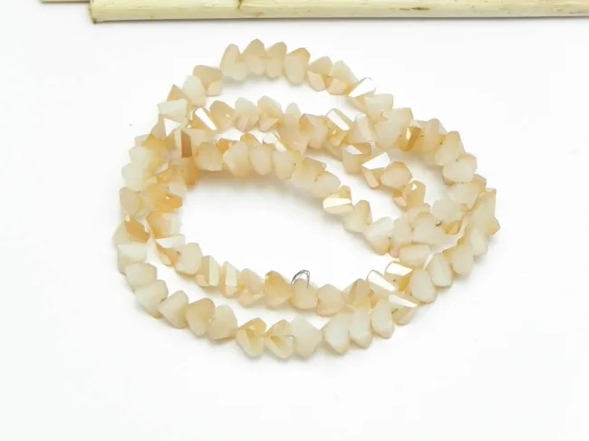 Margele cristal triunghi 6x5x4mm ivory bej (sirag)