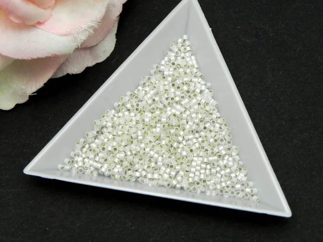 Miyuki delica 11/0 Gilt Lined White (5g)