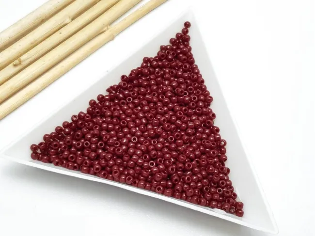 Toho rotunde 11/0 opaque oxblood (5g)
