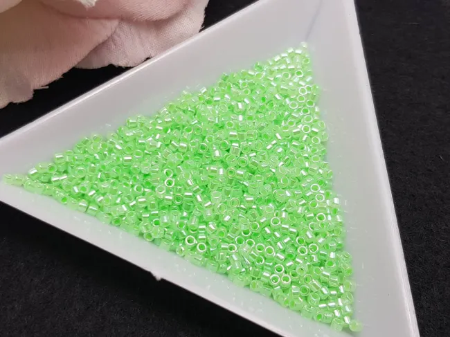Miyuki delica 11/0 linded crystal lt. green (5g)