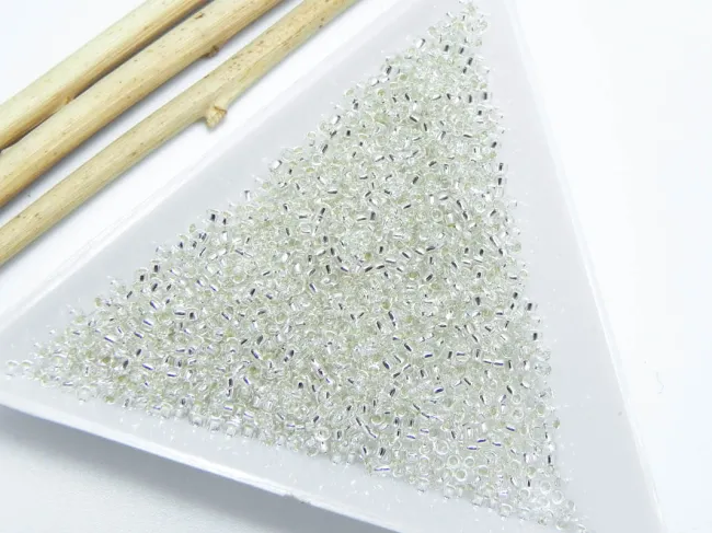 Toho rotunde 15/0 silver lined milky white (5g)