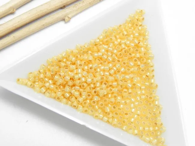 Toho rotunde 11/0 silver lined milky lt. topaz (5g)