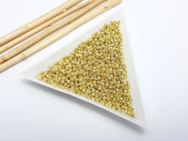 Toho rotunde 11/0 permanent finish galvanized yellow gold (5g)