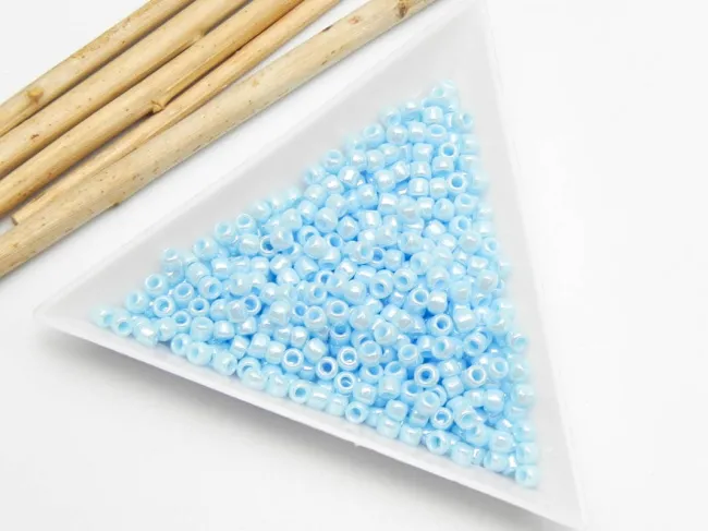 Toho rotunde 8/0 Opaque Lustered Pale Blue (5g)